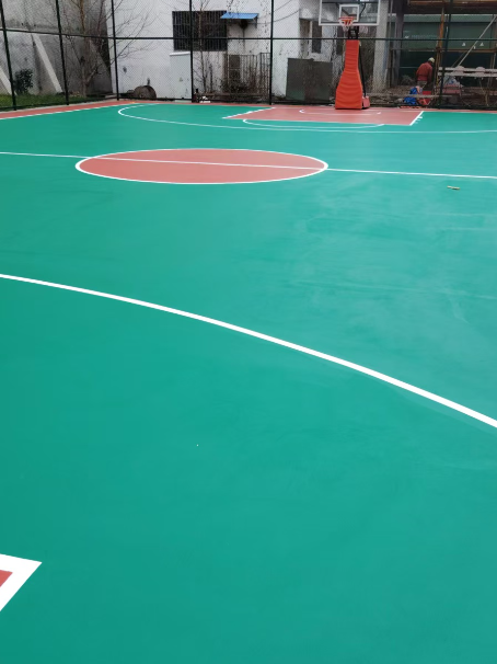 兴和 球场长期使用易出现地面开裂